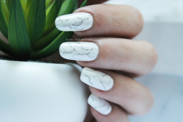 nail-art-pierre-blanche-marbre2