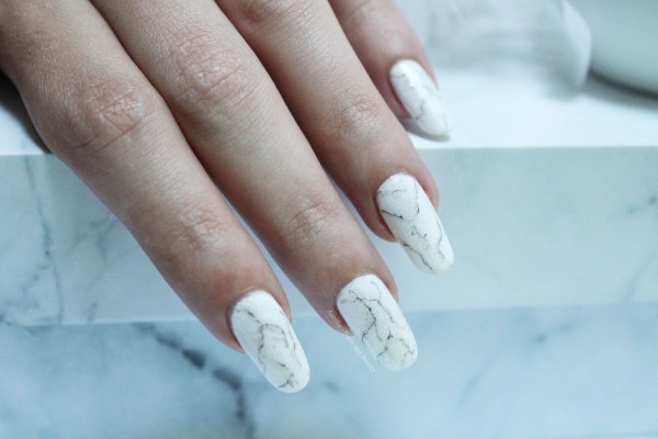 nail-art-pierre-blanche-marbre5
